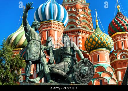 Denkmal für Minin und Pozharsky von St. Basil`s Kathedrale in Moskau, Russland. Der alte Basilius-Tempel`s Wahrzeichen Moskaus. Berühmte Architektur in Cent Stockfoto